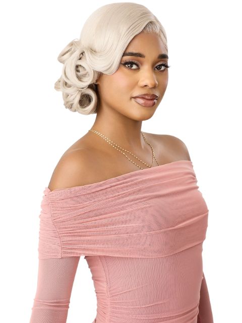 Outre Melted Hairline Premium Synthetic Glueless MH 131" HD Lace Front Wig